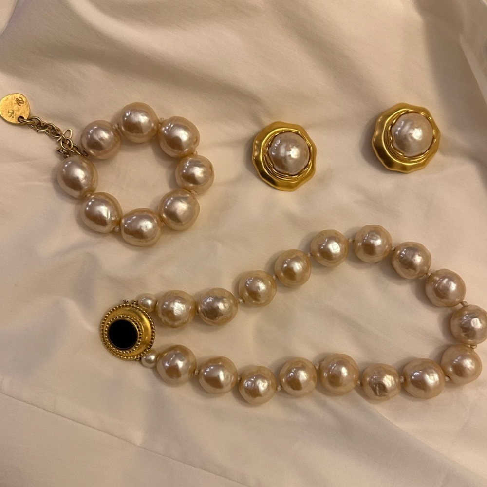 Karl Lagerfeld Glass Pearl 8” Bracelet Gold Finish Clasp and KL Signed Charm